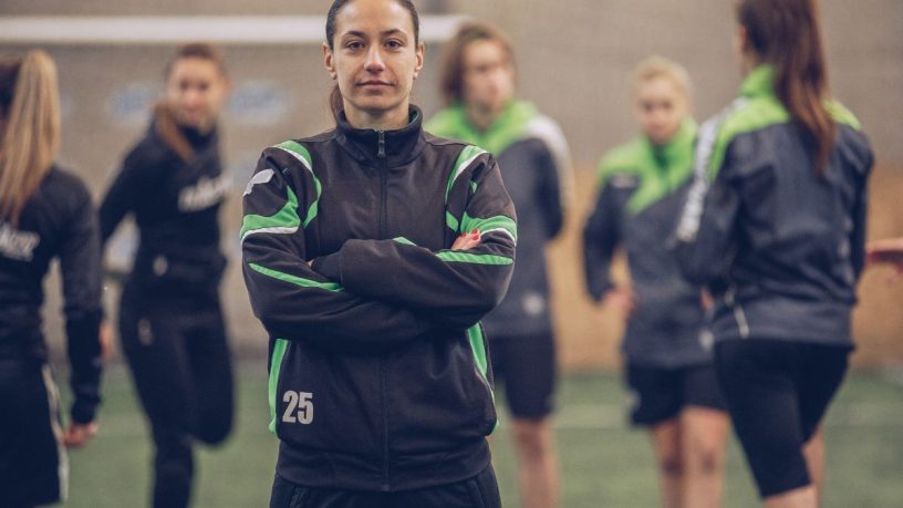 Jogar futebol traz benefícios para a saúde da mulher