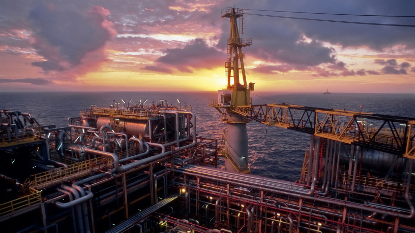 A expansão da energia solar offshore exige atualização regulatória e tributária, aponta Leonardo Manzan.
