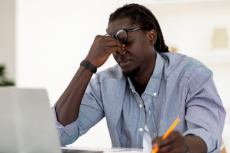 Alexandre Costa Pedrosa reflete sobre como o desgaste emocional silencioso se manifesta quando o corpo envia alertas, mas a mente insiste em continuar no ritmo acelerado do dia a dia.