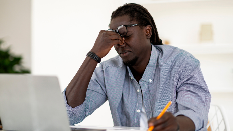 Alexandre Costa Pedrosa reflete sobre como o desgaste emocional silencioso se manifesta quando o corpo envia alertas, mas a mente insiste em continuar no ritmo acelerado do dia a dia.