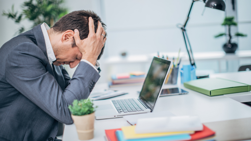 No texto, Alexandre Costa Pedrosa aborda os sinais físicos do esgotamento emocional e os impactos de ignorar os limites do corpo em meio às pressões da rotina diária.