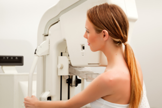 No contexto da prevenção do câncer de mama, Vinicius Tadeu Sattin Rodrigues explica por que a mamografia é fundamental para o cuidado contínuo e para aumentar as chances de diagnóstico em fases iniciais.