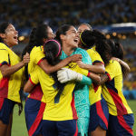 Jogadoras da Colômbia comemoram a conquista do bronze no Mundial Feminino Sub-20 após vitória nos pênaltis contra a Itália