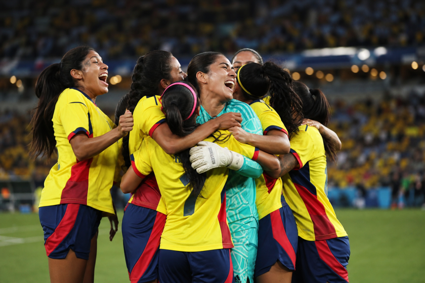 Jogadoras da Colômbia comemoram a conquista do bronze no Mundial Feminino Sub-20 após vitória nos pênaltis contra a Itália